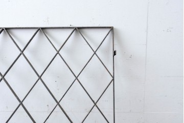 【簡易リペア限定品】　和製アンティーク　菱格子のデザインが美しい作りの良い面格子　(R-086471)