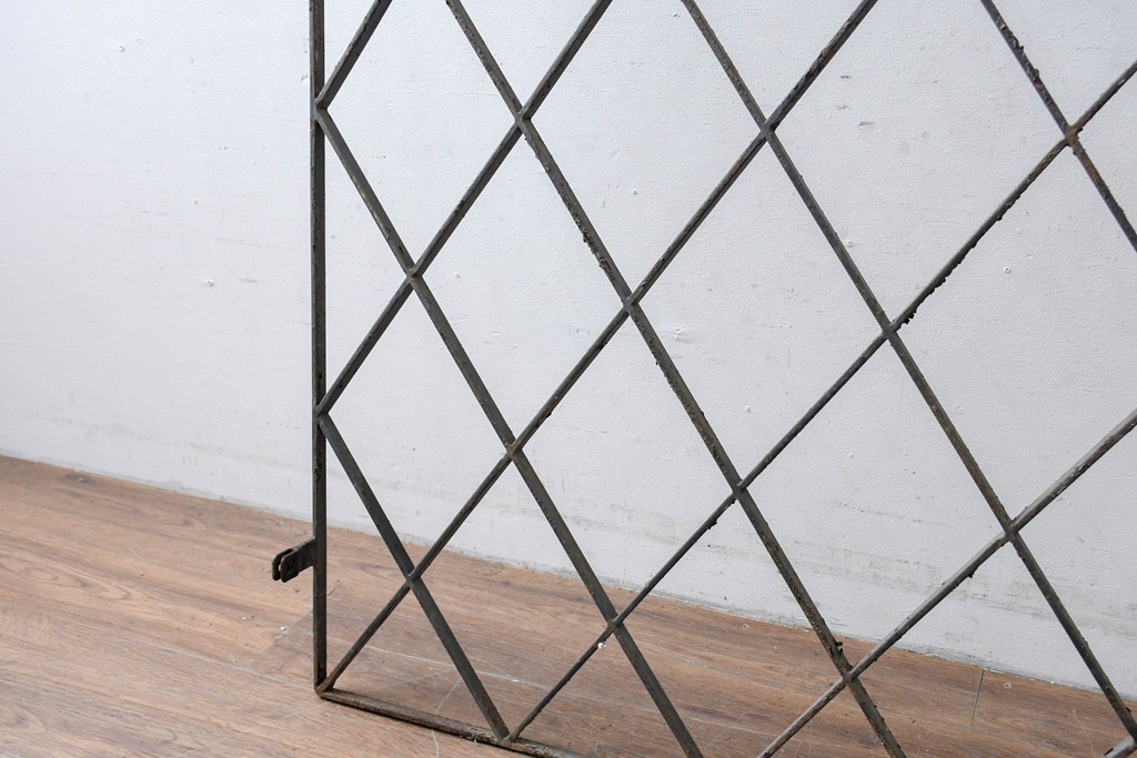 【簡易リペア限定品】　和製アンティーク　菱格子のデザインが美しい作りの良い面格子　(R-086471)