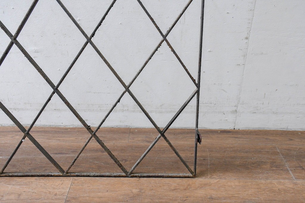 【簡易リペア限定品】　和製アンティーク　菱格子のデザインが美しい作りの良い面格子　(R-086471)