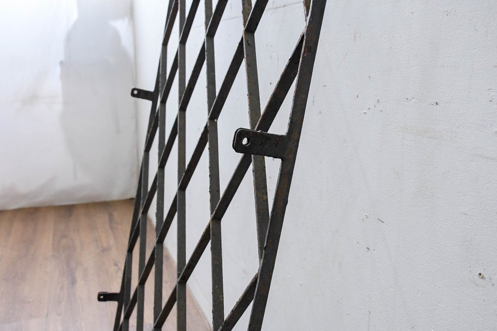 【簡易リペア限定品】　和製アンティーク　菱格子のデザインが美しい作りの良い面格子　(R-086471)