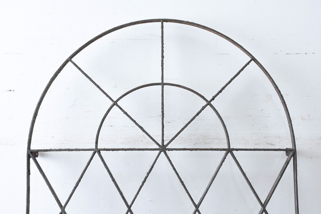 【簡易リペア限定品】　和製アンティーク　昭和初期　アーチ型の菱格子のデザインが目を引く格子　(R-086472)