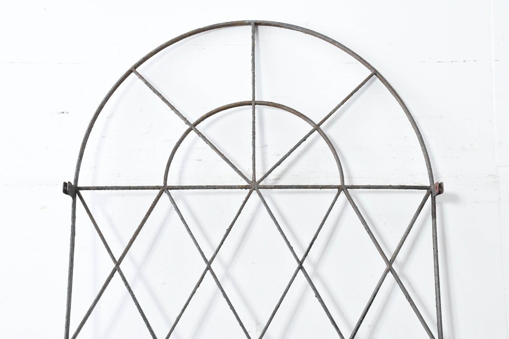 【簡易リペア限定品】　和製アンティーク　昭和初期　アーチ型の菱格子のデザインが目を引く格子　(R-086472)