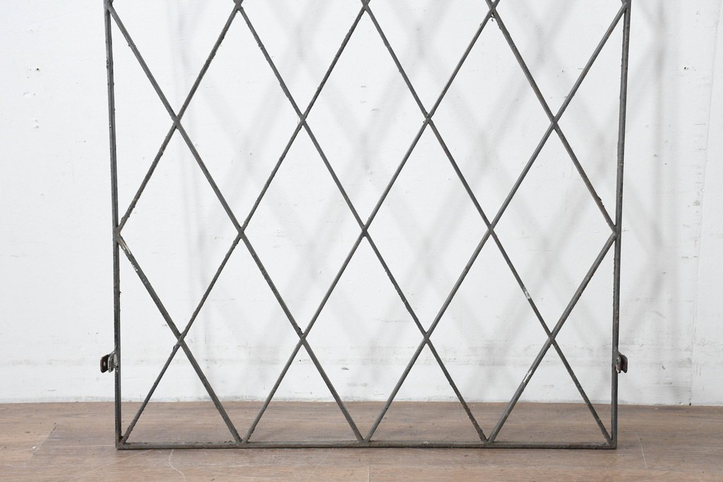 【簡易リペア限定品】　和製アンティーク　昭和初期　アーチ型の菱格子のデザインが目を引く格子　(R-086472)