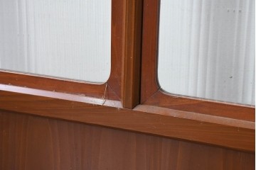 アンティーク建具　昭和初期　漆塗りが施された幅広なモールガラス戸1枚　(R-086473)