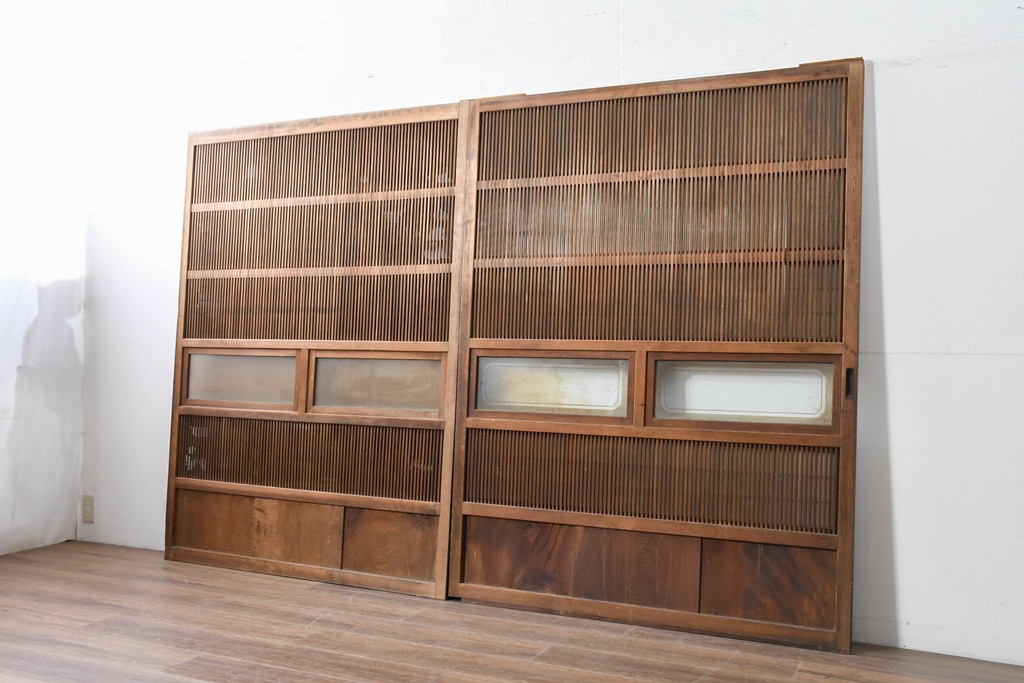 アンティーク建具　昭和初期　裏障子付き　幅広で存在感のある格子戸2枚セット　(R-086474)