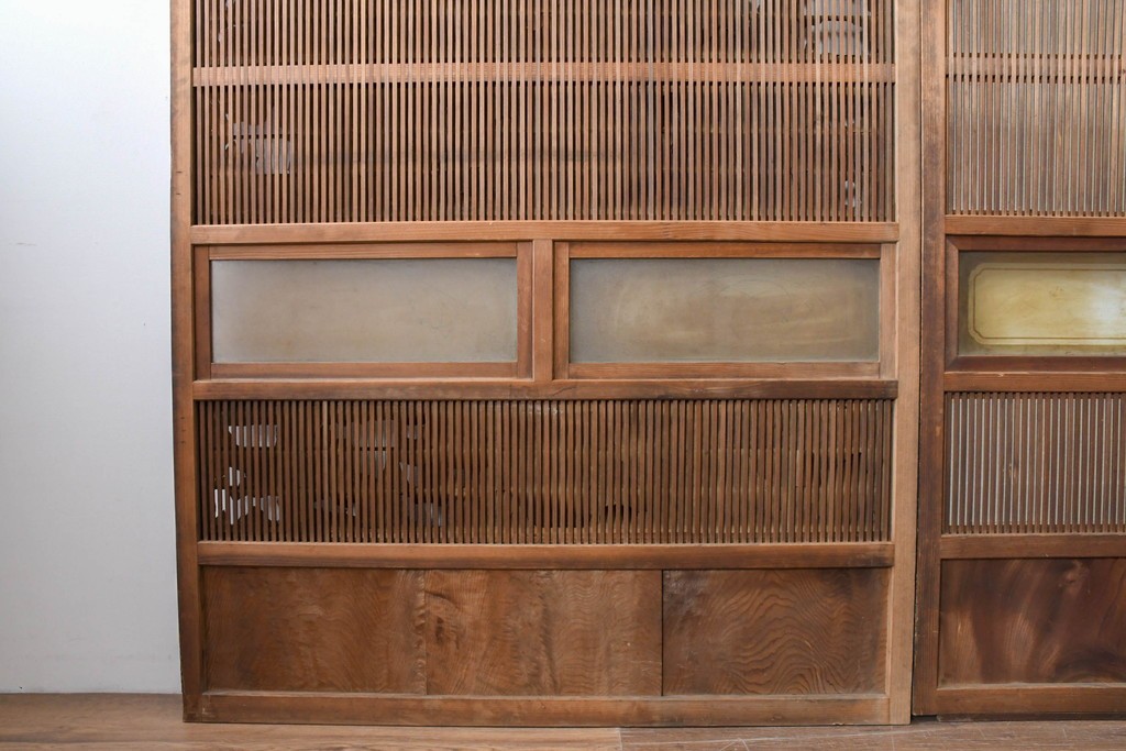 アンティーク建具　昭和初期　裏障子付き　幅広で存在感のある格子戸2枚セット　(R-086474)