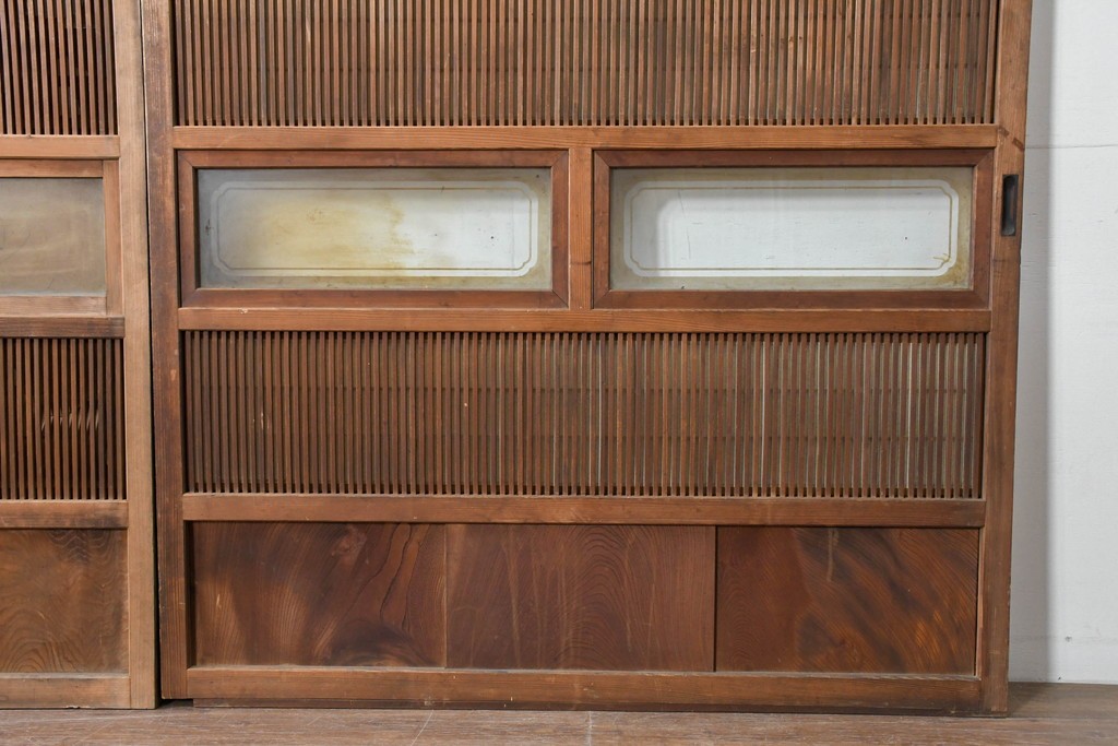 アンティーク建具　昭和初期　裏障子付き　幅広で存在感のある格子戸2枚セット　(R-086474)