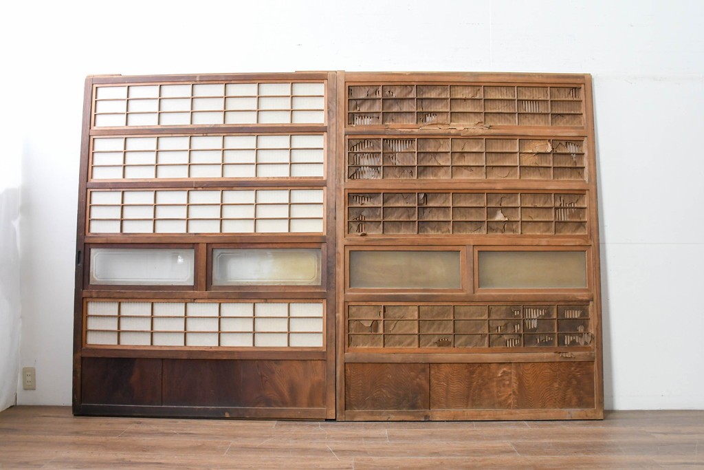 アンティーク建具　昭和初期　裏障子付き　幅広で存在感のある格子戸2枚セット　(R-086474)