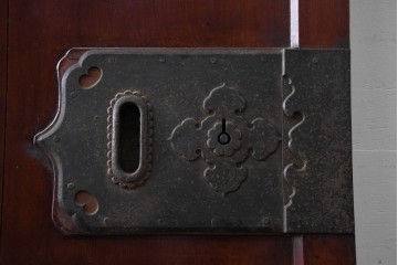 アンティーク建具　明治から大正期　美品　艶やかな漆塗りが美しい蔵戸1枚　(R-086475)