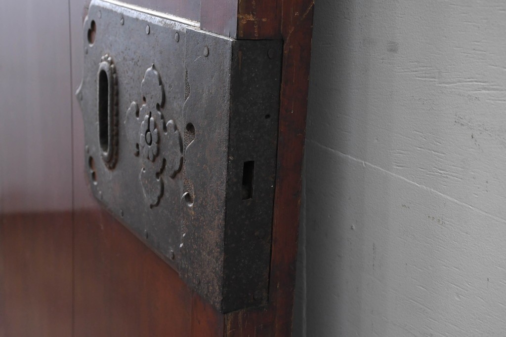 アンティーク建具　明治から大正期　美品　艶やかな漆塗りが美しい蔵戸1枚　(R-086475)