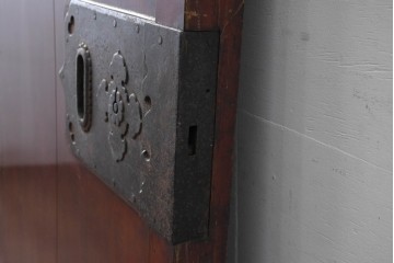 アンティーク建具　明治から大正期　美品　艶やかな漆塗りが美しい蔵戸1枚　(R-086475)