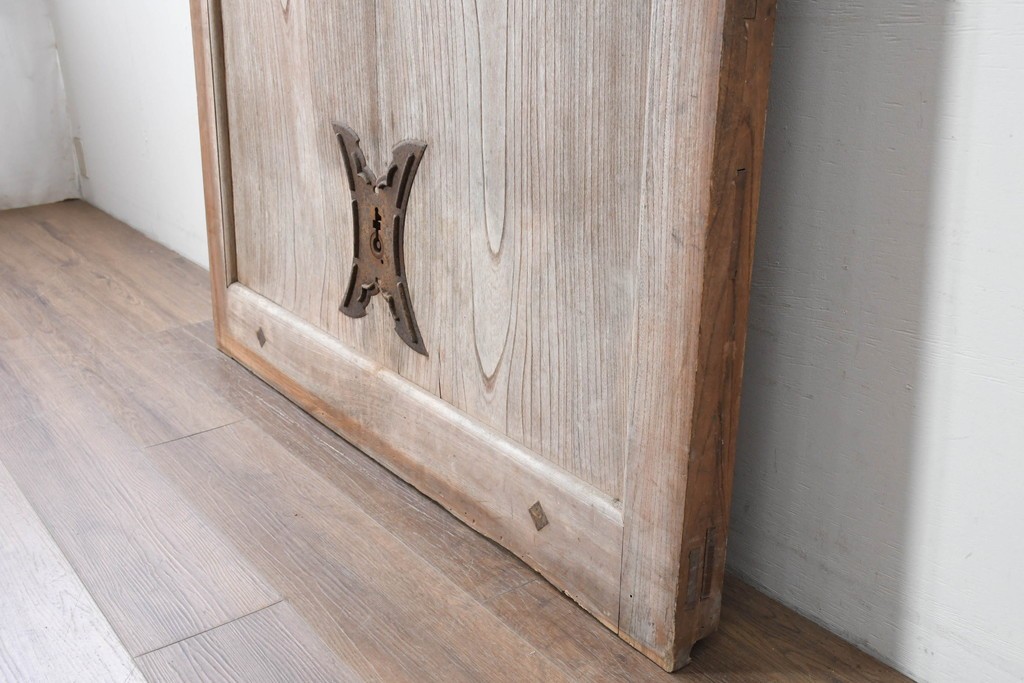 アンティーク建具　明治から大正期　上手物!　欅(ケヤキ)材　杢目の美しい蔵戸1枚　(R-086476)