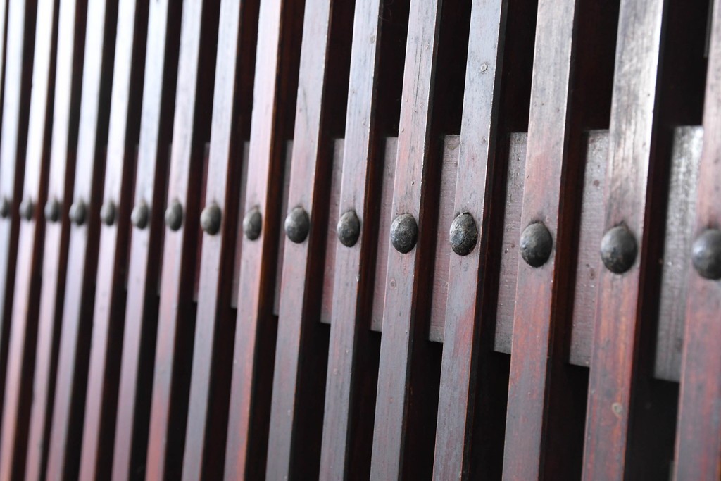 アンティーク建具　昭和初期　端正な縦格子が美しいガラス入り格子蔵戸1枚　(R-086477)