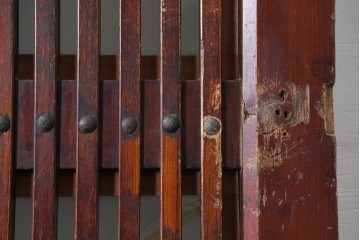 アンティーク建具　昭和初期　端正な縦格子が美しいガラス入り格子蔵戸1枚　(R-086477)