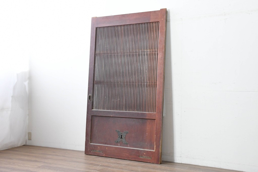 アンティーク建具　明治から大正期　総欅(ケヤキ)材　格子と金具が目を引く蔵戸1枚　(R-086478)