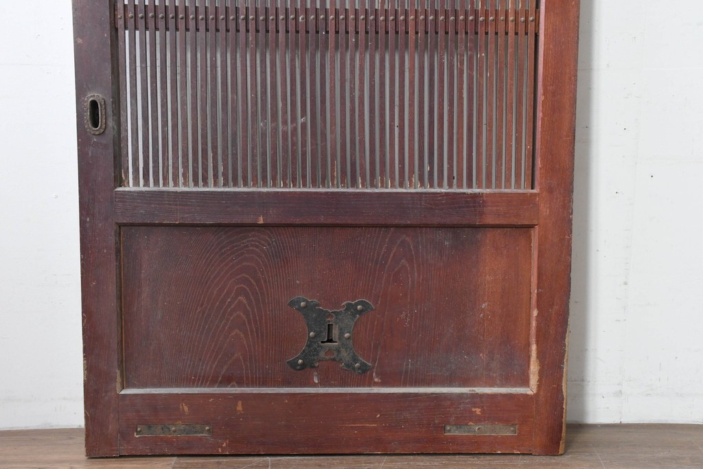 アンティーク建具　明治から大正期　総欅(ケヤキ)材　格子と金具が目を引く蔵戸1枚　(R-086478)