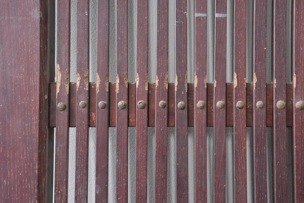 アンティーク建具　明治から大正期　総欅(ケヤキ)材　格子と金具が目を引く蔵戸1枚　(R-086478)