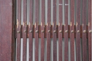 アンティーク建具　明治から大正期　総欅(ケヤキ)材　格子と金具が目を引く蔵戸1枚　(R-086478)