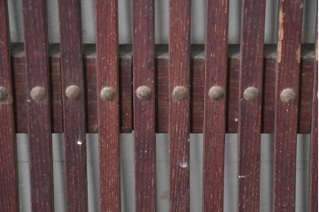 アンティーク建具　明治から大正期　総欅(ケヤキ)材　格子と金具が目を引く蔵戸1枚　(R-086478)