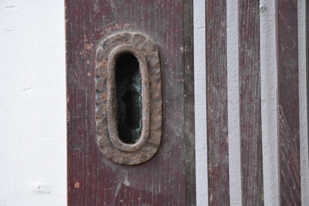 アンティーク建具　明治から大正期　総欅(ケヤキ)材　格子と金具が目を引く蔵戸1枚　(R-086478)