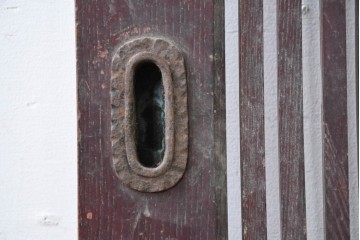 アンティーク建具　明治から大正期　総欅(ケヤキ)材　格子と金具が目を引く蔵戸1枚　(R-086478)