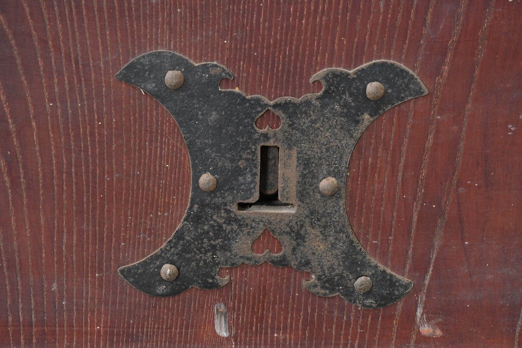 アンティーク建具　明治から大正期　総欅(ケヤキ)材　格子と金具が目を引く蔵戸1枚　(R-086478)