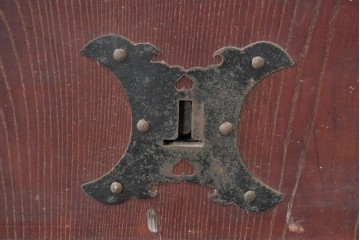 アンティーク建具　明治から大正期　総欅(ケヤキ)材　格子と金具が目を引く蔵戸1枚　(R-086478)