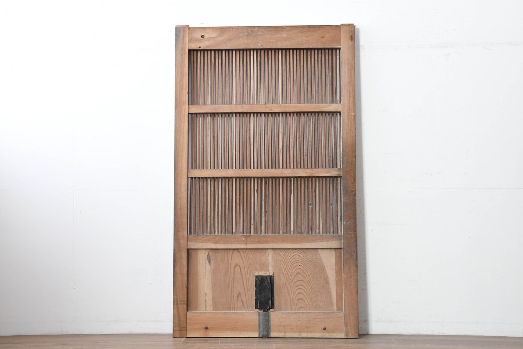 アンティーク建具　明治から大正期　総欅(ケヤキ)材　格子と金具が目を引く蔵戸1枚　(R-086478)