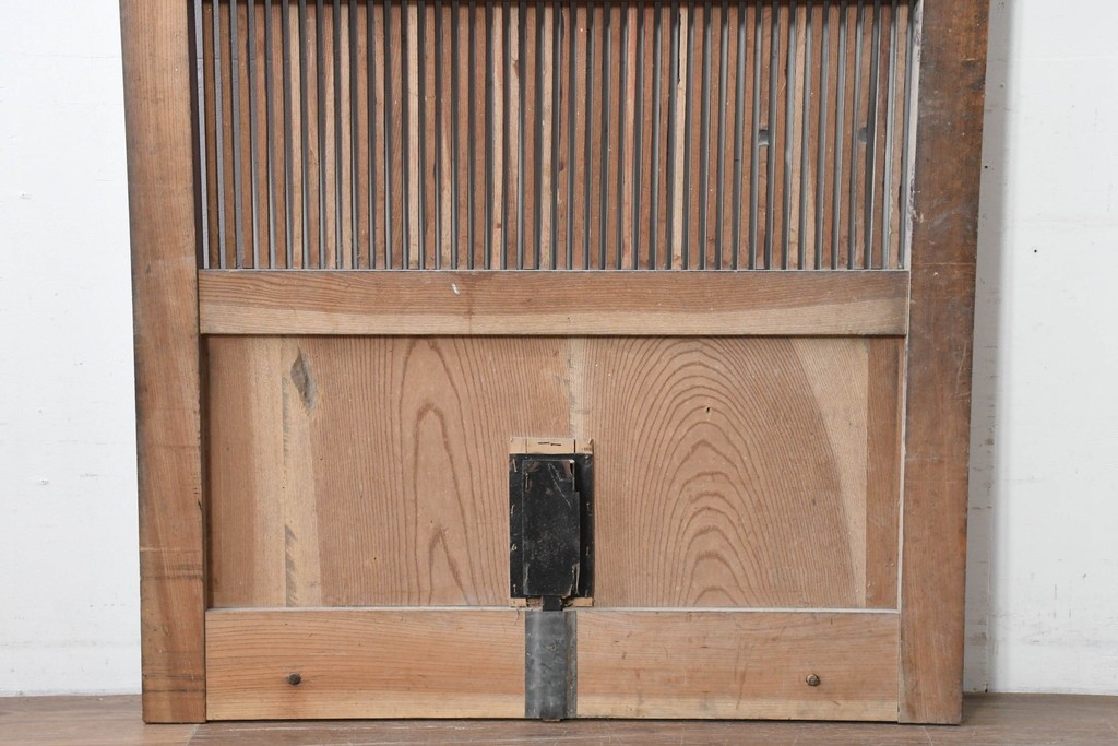 アンティーク建具　明治から大正期　総欅(ケヤキ)材　格子と金具が目を引く蔵戸1枚　(R-086478)