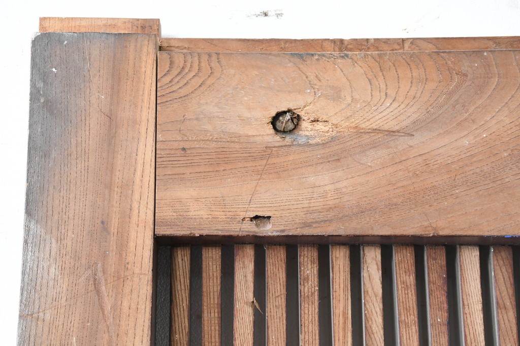 アンティーク建具　明治から大正期　総欅(ケヤキ)材　格子と金具が目を引く蔵戸1枚　(R-086478)