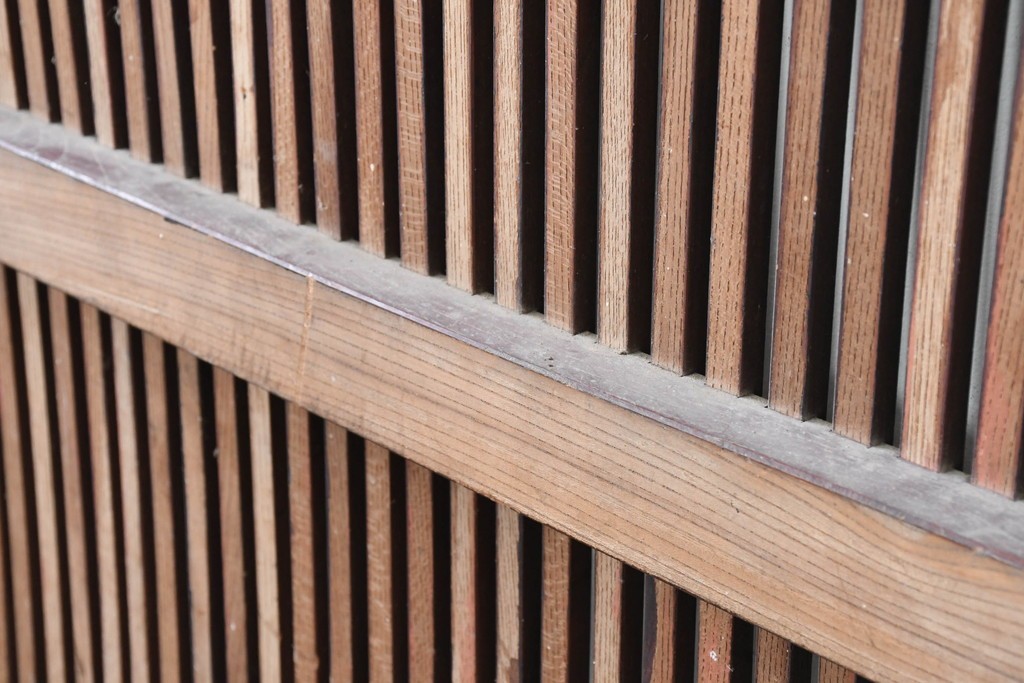 アンティーク建具　明治から大正期　総欅(ケヤキ)材　格子と金具が目を引く蔵戸1枚　(R-086478)