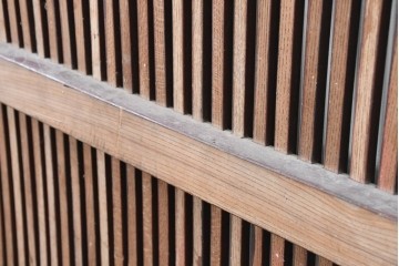 アンティーク建具　明治から大正期　総欅(ケヤキ)材　格子と金具が目を引く蔵戸1枚　(R-086478)