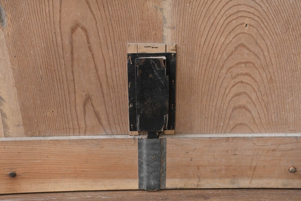 アンティーク建具　明治から大正期　総欅(ケヤキ)材　格子と金具が目を引く蔵戸1枚　(R-086478)