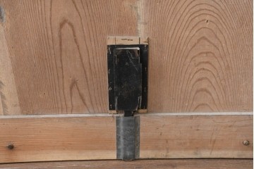 アンティーク建具　明治から大正期　総欅(ケヤキ)材　格子と金具が目を引く蔵戸1枚　(R-086478)