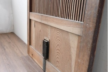 アンティーク建具　明治から大正期　総欅(ケヤキ)材　格子と金具が目を引く蔵戸1枚　(R-086478)