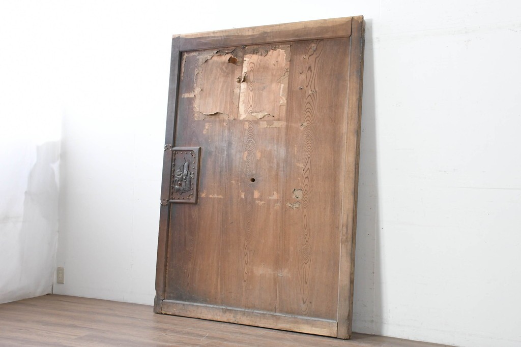 アンティーク建具　明治から大正期　欅(ケヤキ)材　立派な上手金具と木味が目を引く蔵戸1枚　(R-086479)