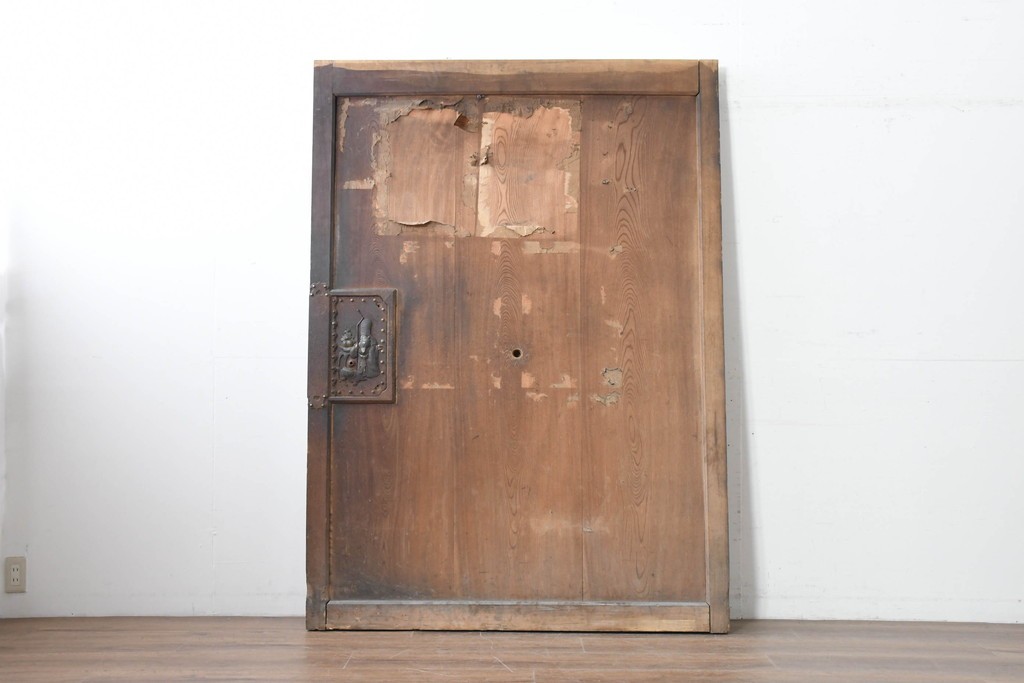 アンティーク建具　明治から大正期　欅(ケヤキ)材　立派な上手金具と木味が目を引く蔵戸1枚　(R-086479)