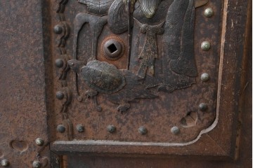 アンティーク建具　明治から大正期　欅(ケヤキ)材　立派な上手金具と木味が目を引く蔵戸1枚　(R-086479)