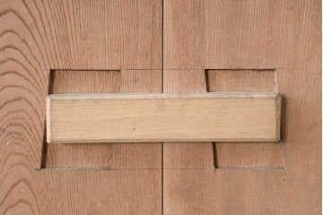 アンティーク建具　明治から大正期　欅(ケヤキ)材　立派な上手金具と木味が目を引く蔵戸1枚　(R-086479)