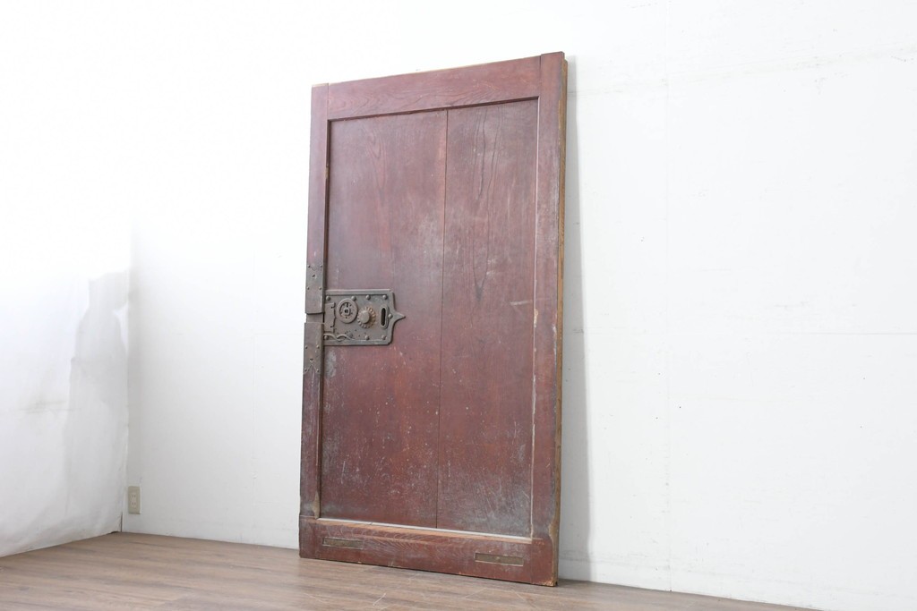 アンティーク建具　明治から大正期　総欅(ケヤキ)材　漆塗り　上手金具が目を引く小振りな蔵戸1枚　(R-086480)