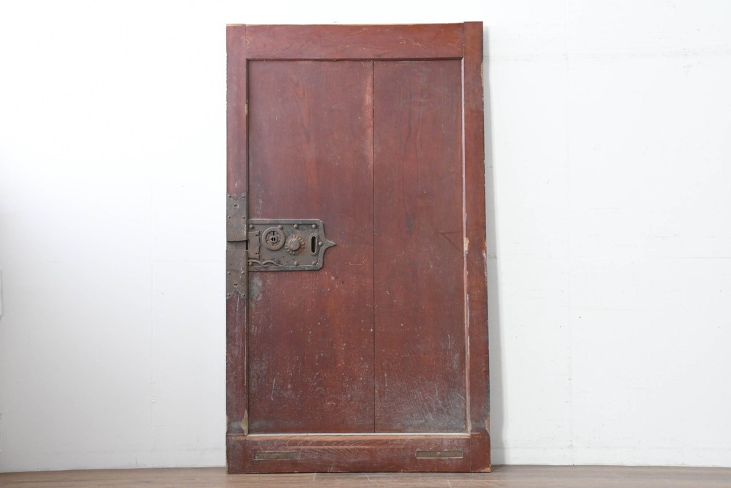 アンティーク建具　明治から大正期　総欅(ケヤキ)材　漆塗り　上手金具が目を引く小振りな蔵戸1枚　(R-086480)