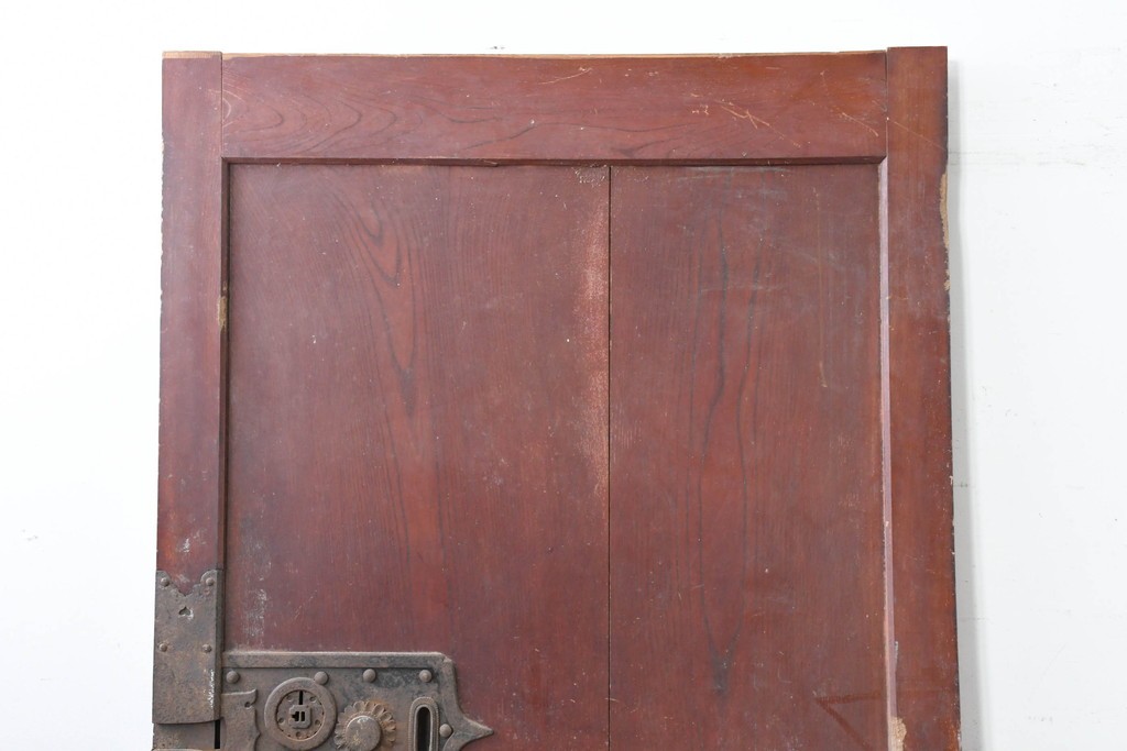 アンティーク建具　明治から大正期　総欅(ケヤキ)材　漆塗り　上手金具が目を引く小振りな蔵戸1枚　(R-086480)