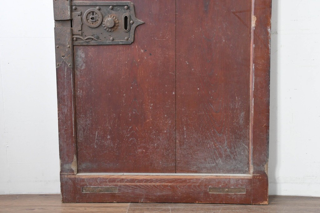 アンティーク建具　明治から大正期　総欅(ケヤキ)材　漆塗り　上手金具が目を引く小振りな蔵戸1枚　(R-086480)
