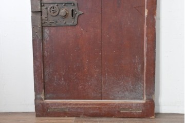 アンティーク建具　明治から大正期　総欅(ケヤキ)材　漆塗り　上手金具が目を引く小振りな蔵戸1枚　(R-086480)