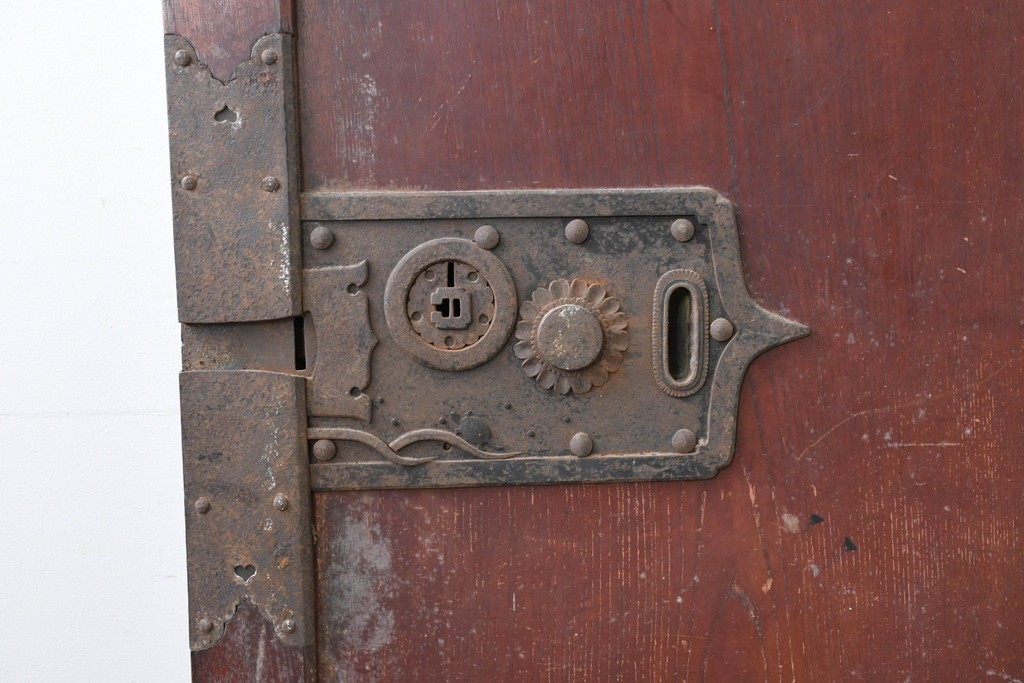 アンティーク建具　明治から大正期　総欅(ケヤキ)材　漆塗り　上手金具が目を引く小振りな蔵戸1枚　(R-086480)