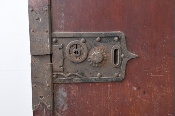 アンティーク建具　明治から大正期　総欅(ケヤキ)材　漆塗り　上手金具が目を引く小振りな蔵戸1枚　(R-086480)