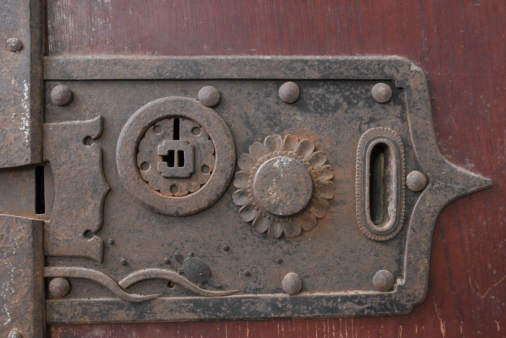 アンティーク建具　明治から大正期　総欅(ケヤキ)材　漆塗り　上手金具が目を引く小振りな蔵戸1枚　(R-086480)