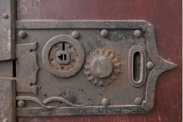 アンティーク建具　明治から大正期　総欅(ケヤキ)材　漆塗り　上手金具が目を引く小振りな蔵戸1枚　(R-086480)