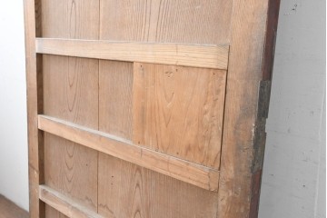 アンティーク建具　明治から大正期　総欅(ケヤキ)材　漆塗り　上手金具が目を引く小振りな蔵戸1枚　(R-086480)