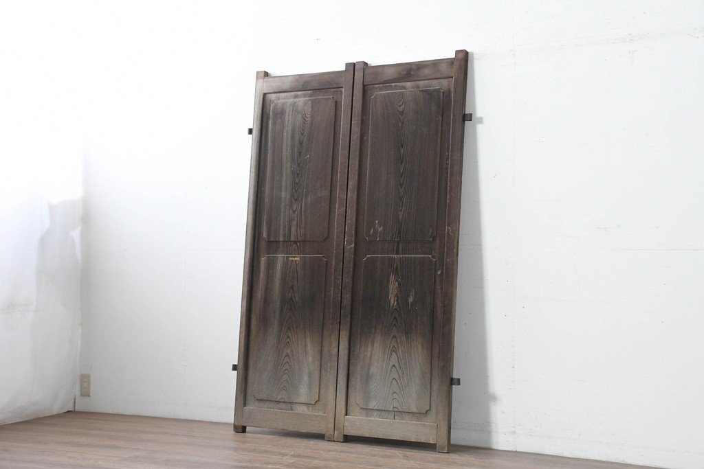 アンティーク建具　明治から大正期　総欅(ケヤキ)材　欅の木目が引き立つ小振りな門扉2枚(1対)セット　(R-086481)